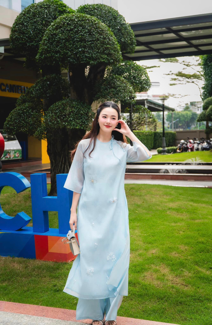 Tin tức sao Việt 21/11: Midu diện áo dài tông xanh pastel mát mắt, kết hợp cùng túi xách Hermes Kelly có giá khoảng nửa tỷ. Ảnh: FB Đặng Thị Mỹ Dung