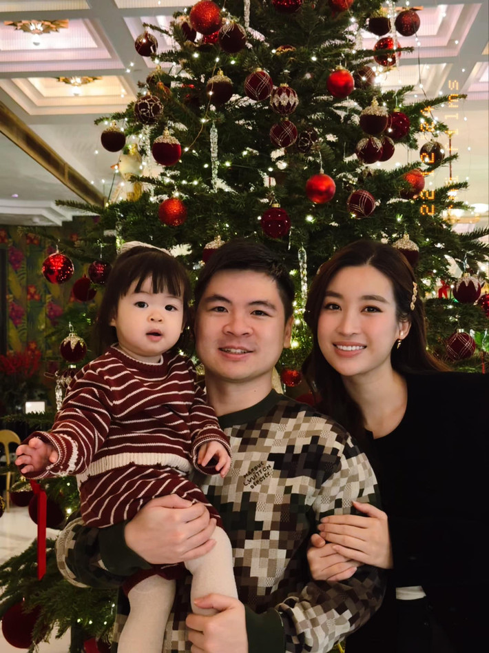 Hoa hậu Đỗ Mỹ Linh chia sẻ hình ảnh gia đình nhỏ bên cây thông Noel. Ảnh: FB My Linh Do