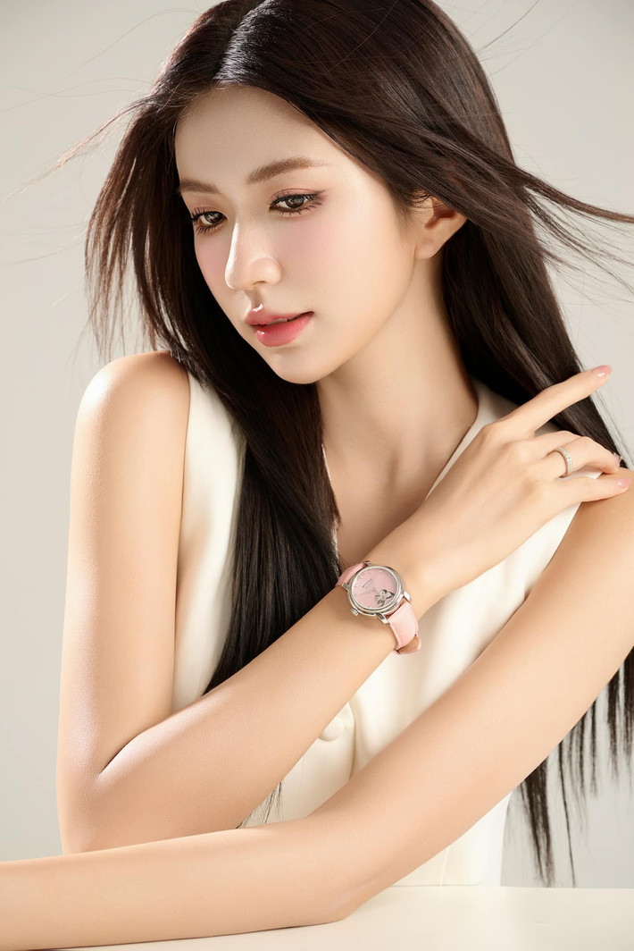 Ngọc Huyền khoe quà 20/10 sớm. Ảnh: FB Nguyễn Ngọc Huyền