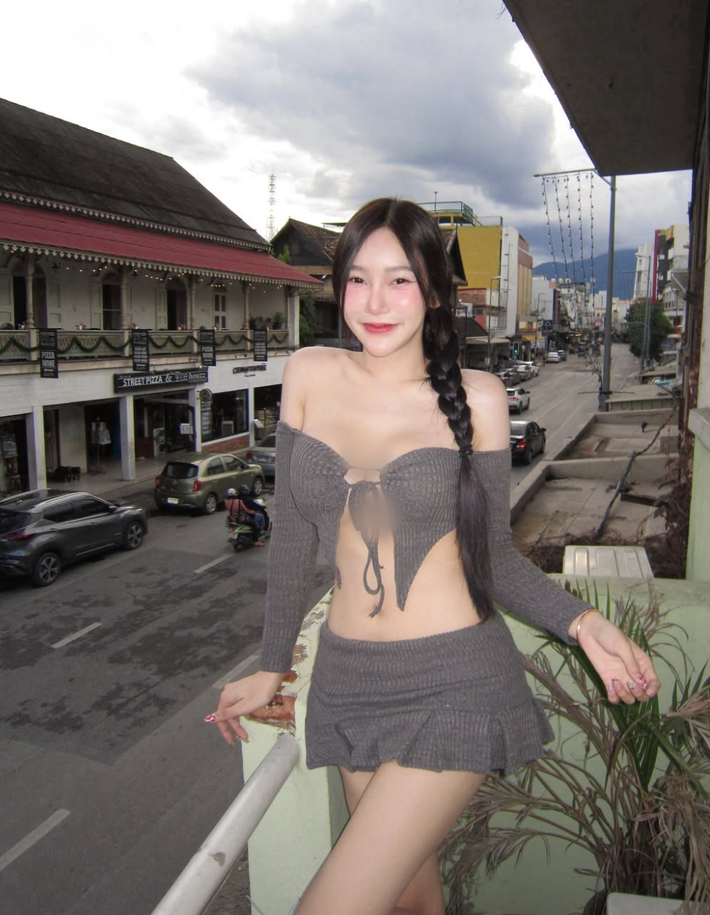 Trên trang Facebook cá nhân, hot girl gợi cảm có 1,2 triệu người theo dõi, hâm mộ.