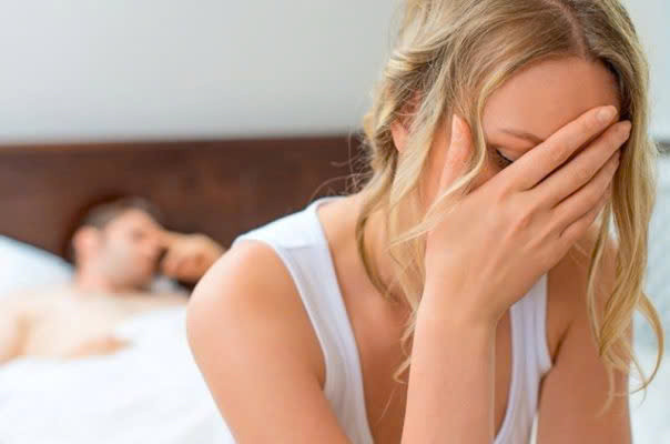 Không chú ý đến cơ thể "đối tác", chỉ tập trung vào "cơ quan sinh dục": Quan tâm đến "cơ quan sinh dục" là một điều nên làm nhưng nếu chỉ biết đến mỗi bộ phận này khi "yêu" mà bỏ qua các điểm kích thích ở các cơ quan khác thì rất có thể "chuyện vợ chồng" của bạn sẽ không được như ý. Thậm chí thói quen này còn khiến cho cả hai cảm thấy nhàm chán, lãnh cảm. Vì vậy, đừng bỏ qua những "vùng kích thích" khác nhé, chỉ cần một chút vuốt ve chúng thôi đôi khi cũng có thể giúp bạn cảm thấy ham muốn hơn rất nhiều. Ảnh minh họa