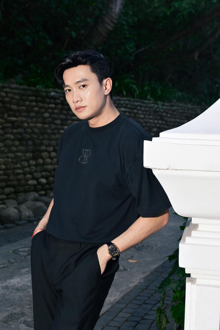 Quốc Trường tiếp tục "thả thính" fan: “Em có biết vì sao trời tối không? Vì em vừa mang hết ánh sáng của anh đi mất rồi!”. Ảnh: FB Quốc Trường
