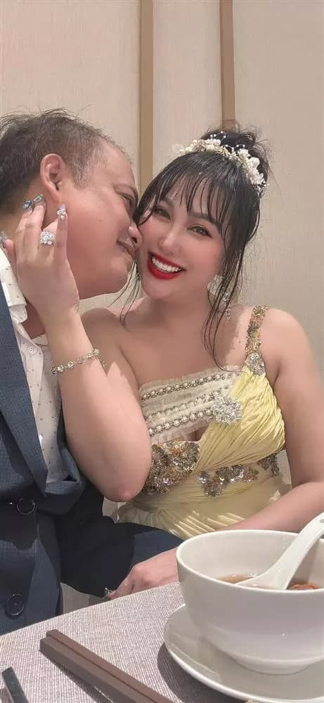 Thông qua động thái này, cư dân mạng nghi vấn cặp đôi chuẩn bị tổ chức đám cưới trong thời gian tới. Ảnh: FB Phi Thanh Vân