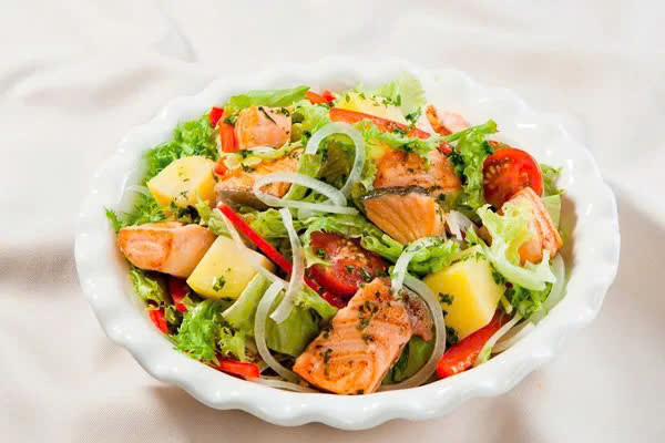 Nhẹ nhàng thưởng thức món salad cá hồi đón giao thừa. Ảnh Internet