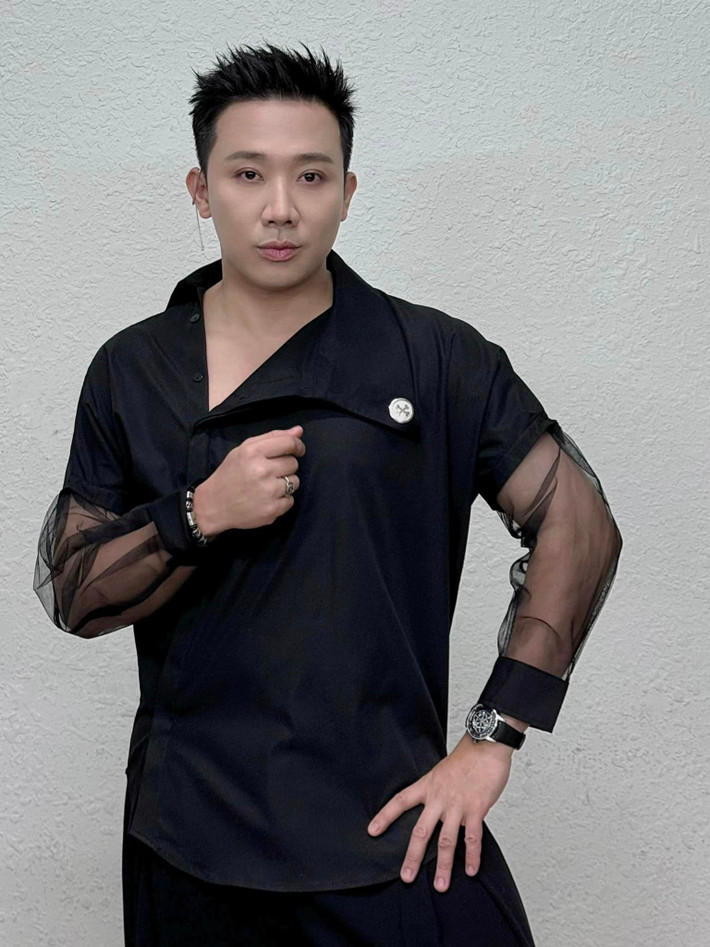 MC Trấn Thành diện trang phục đen phá cách khi dẫn chương trình Rap Việt. Ảnh: FB Trấn Thành
