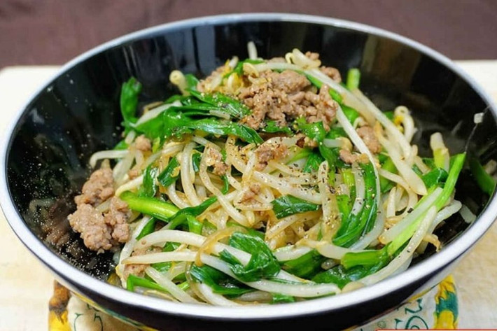 Giá xào hẹ: Với hương vị thanh mát, giá xào hẹ được xem là một món chay ăn thanh đạm, cung cấp nhiều dưỡng chất tốt và giúp cơ thể thanh lọc sau những ngày mệt mỏi. Chỉ với vài bước đơn giản là bạn sẽ có ngay một món giá xào hẹ với hương thơm "mê ly" và màu sắc bắt mắt. Hẹ dai mềm kết hợp với giá xào giòn ngon, thấm đẫm gia vị chắc chắn sẽ mang lại một bữa ăn ngon miệng cho bạn và gia đình. Ảnh Internet
