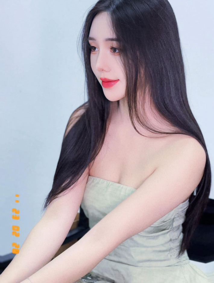 Những bộ váy áo cắt xẻ táo bạo, khoe trọn bờ vai trần gợi cảm và đôi chân dài miên man đã trở thành "thương hiệu" của Quỳnh Kool. Ảnh: FB Quỳnh Nguyễn