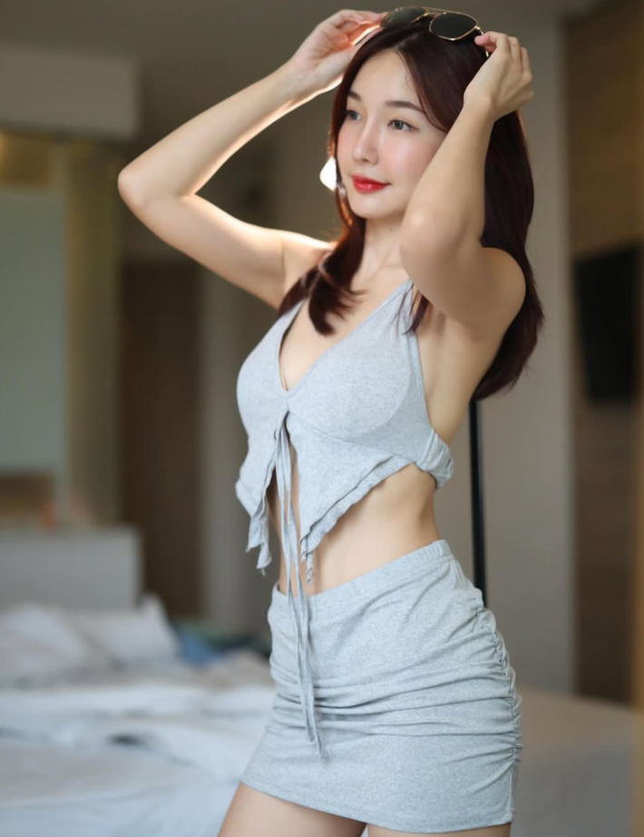 Eo thon không chút mỡ thừa cùng rãnh bụng nổi rõ giúp thân hình nhỏ nhắn của người đẹp này trông có sức sống hơn hẳn.