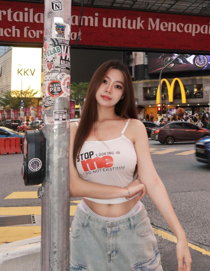 Jasmine thường xuyên lựa chọn những bộ trang phục bó sát.