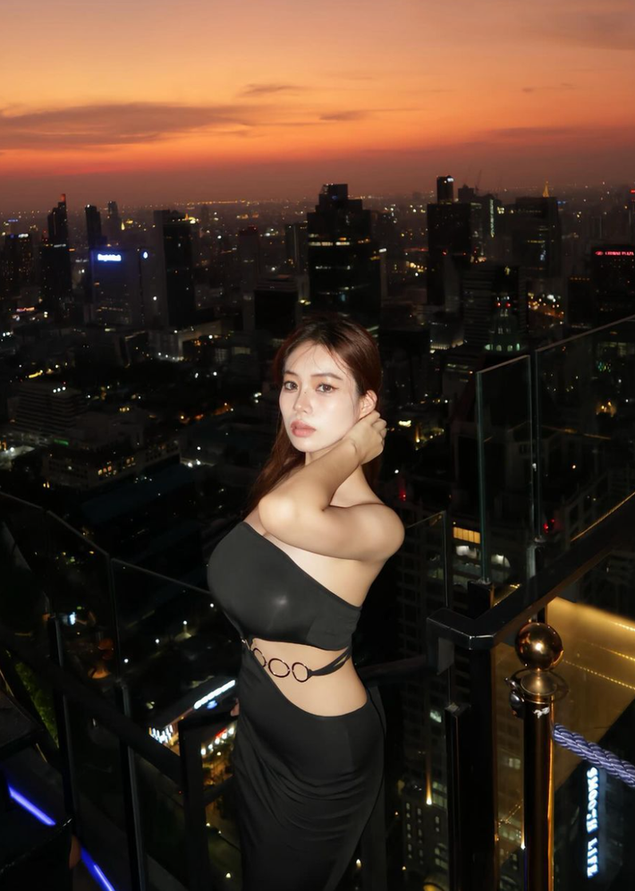 Từ những chiếc váy bodycon đến những bộ quần áo bó sát, tất cả đều được cô nàng mix & match một cách khéo léo, tạo nên những set đồ vừa thời trang, lại gợi cảm.