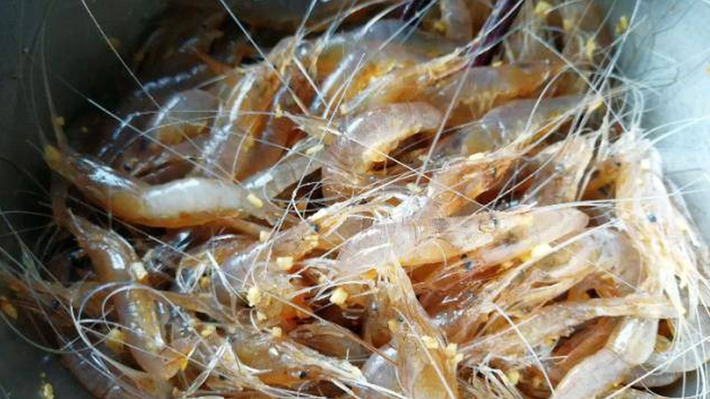 Nguyên liệu chính của đặc sản Trung Quốc này là tôm nước ngọt tươi sống, kèm với đó là rượu, hành củ, hành lá, tỏi, ớt, gừng, rau mùi...Ảnh: Sina