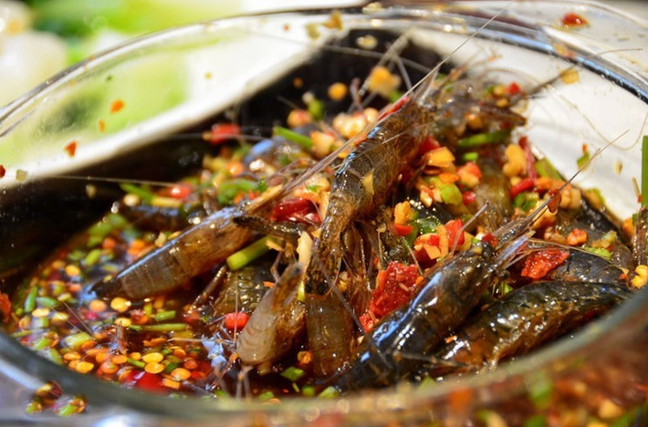Mục đích của việc ngâm tôm vào rượu là để chúng bị "say", thịt cũng ngấm rượu, ngấm gia vị, trở nên thơm hơn, hấp dẫn hơn. Ảnh: inf.news
