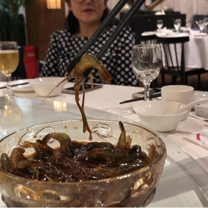 Nếu không dám ăn trực tiếp tôm sống say rượu, bạn có thể châm lửa vào bát rượu, lửa sẽ bùng lên và tôm sẽ được nướng chín, cực kỳ thơm ngon và đậm đà. Ảnh: Dân Việt