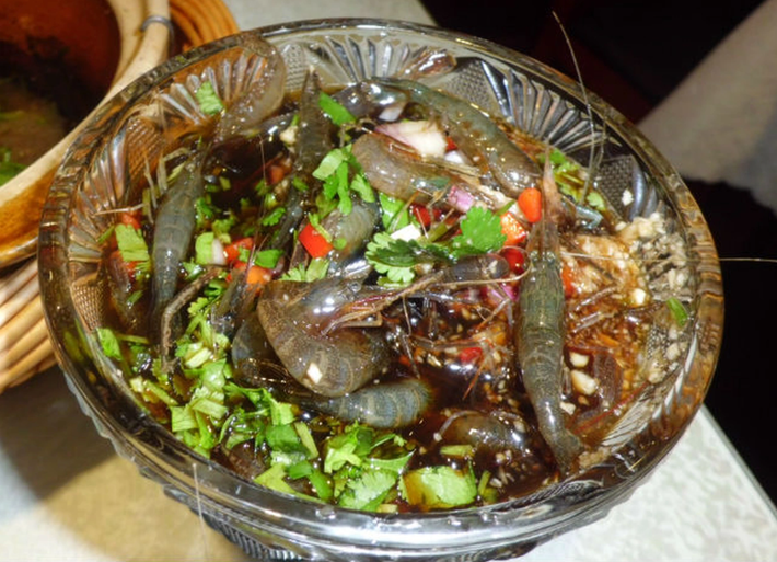 Sau khoảng 15 phút, những con tôm hoàn toàn ngấm rượu, mọi người có thể dùng luôn nếu như bạo gan và không ngại ăn đồ sống. Ảnh: The Munch Bunch