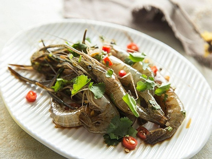 Tuy nhiên, những người ưa thích món ăn này lại cho rằng, tôm "say rượu" là một món ăn truyền thống, mang đậm bản sắc văn hóa của người Trung Quốc. Ảnh: Dân Việt