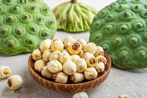 Các tác dụng nổi tiếng của hạt sen gồm giúp ngủ ngon, thư giãn, giảm căng thẳng, tốt cho tim mạch, giúp hạ đường huyết, hỗ trợ tiêu hóa, tốt cho phụ nữ mang thai và sự phát triển của thai nhi, cải thiện sức khỏe tình dục, giảm cân, tăng cường miễn dịch, chống lão hóa, chống viêm, giảm đau. Ảnh Internet