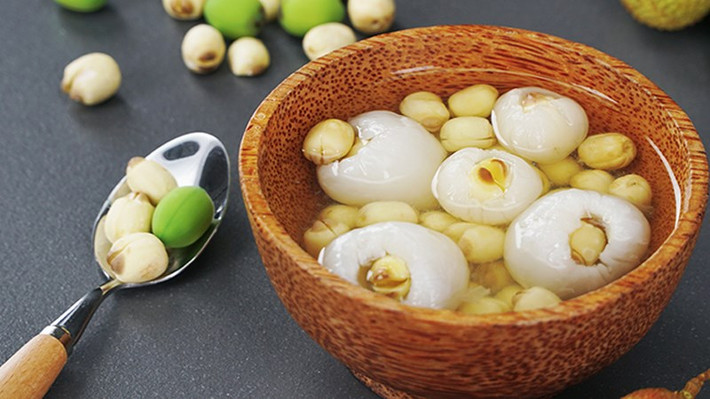 Không dùng cho trẻ nhỏ, trẻ biếng ăn: Hạt sen nhiều dinh dưỡng nhưng trẻ nhỏ ăn sẽ khó tiêu hóa. Nguyên nhân là hệ thống tiêu hóa của trẻ rất nhạy cảm vì còn quá non nớt không thể hấp thụ được các chất, ngược lại, có thể gây dị ứng và mẩn đỏ. Do đó, không nên trộn hạt sen để nấu cháo cho bé vì sẽ gây nên chứng đầy bụng, khó tiêu và biếng ăn ở trẻ nhỏ. Ảnh Internet