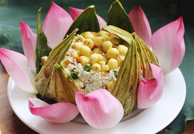 Người mắc bệnh tim mạch: Hạt sen, mặc dù là thực phẩm bổ dưỡng, nhưng lại chứa một thành phần gây lo ngại cho sức khỏe tim mạch, đó là alkaloid có trong tâm sen. Alkaloid là một chất có thể gây độc cho cơ tim, nếu sử dụng không đúng cách có thể dẫn đến các vấn đề nghiêm trọng như rối loạn nhịp tim, thậm chí suy tim. Ảnh Internet
