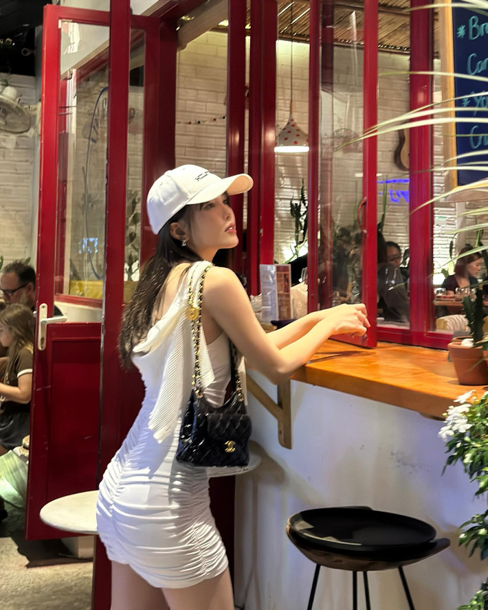 Trang phục là yếu tố giúp Thiều Bảo Trâm khoe lợi thế hình thể. Ảnh: FB Thiều Bảo Trâm