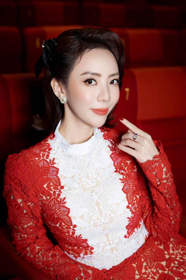 Hoa hậu làng hài Thu Trang bị giằng xé nội tâm: "Chụp hình thì cười tươi cho mọi người biết mình vui. Chứ thật ra đang vui dữ lắm luôn! Ủa tui đang nói gì vậy trời!?" Ảnh: FB Thu Trang