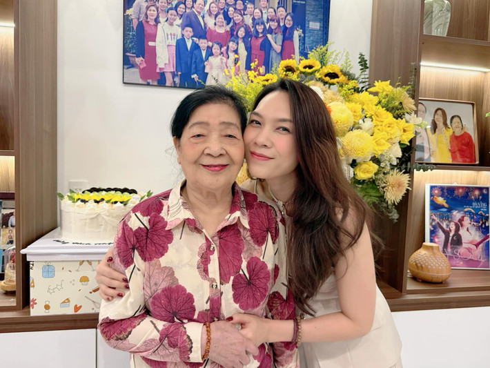 Mỹ Tâm sum họp gia đình mừng sinh nhật mẹ. Ảnh: FB My Tam