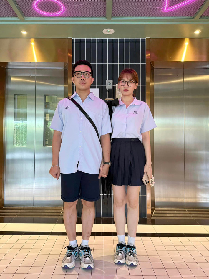 Tin tức sao Việt 6/10: Trấn Thành và bà xã Hari Won trẻ trung trong bộ đồng phục học sinh Thái Lan. Ảnh: FB Trấn Thành