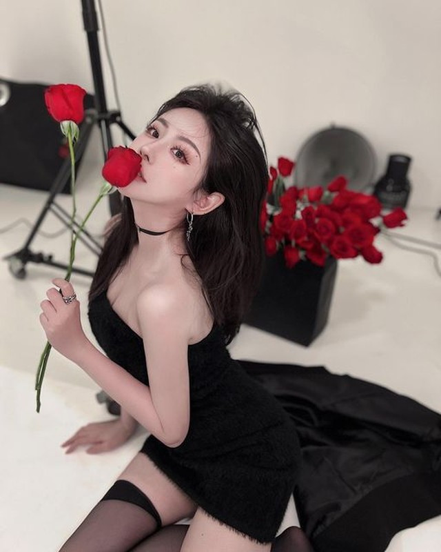 Những bộ váy ngắn cũn cỡn của cô không chỉ là trang phục, mà còn là cách thể hiện cá tính và bản sắc riêng. Ảnh: IG hotdogemi