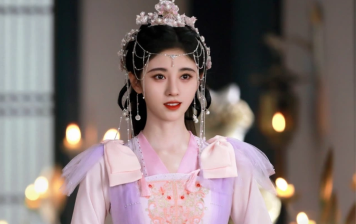 Trước khi bước vào sự nghiệp solo, cô từng là thành viên của nhóm nhạc SNH48. Người đẹp bắt đầu được chú ý qua tác phẩm ăn khách Vân Tịch truyện (2018).