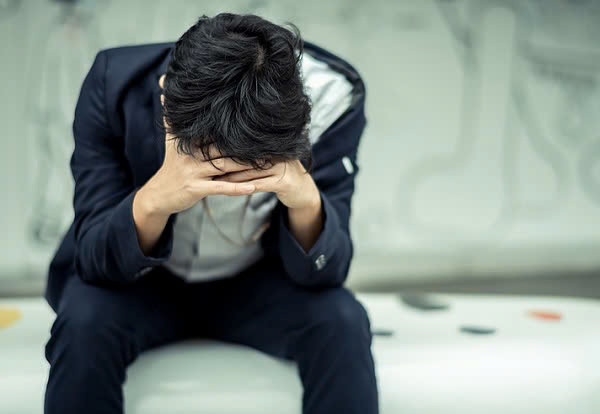 Mệt mỏi, thiếu năng lượng: Người bị thiếu testosteron thường có cảm giác cực kỳ mệt mỏi dù ngủ đủ giấc, năng lượng và động lực làm việc, sinh hoạt cũng kém. Ảnh Báo Sức khỏe và Đời sống