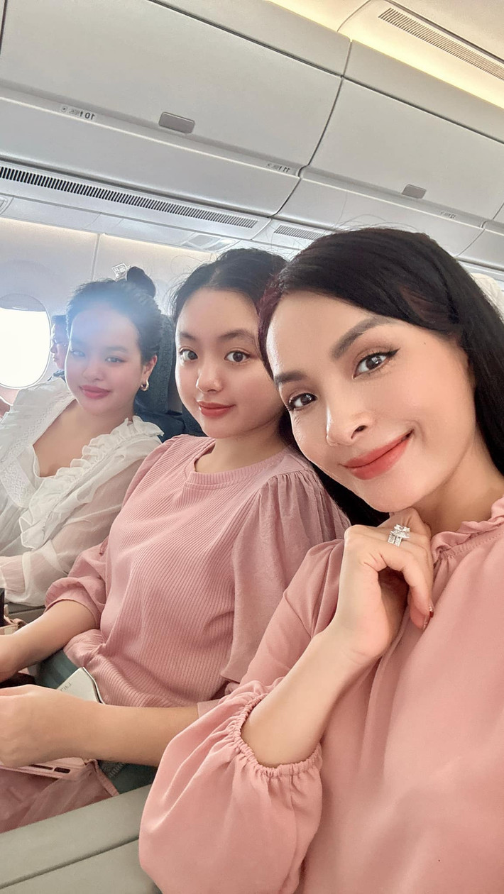 Cựu mẫu Bùi Thuý Hạnh đi chơi cùng hai con gái. Ảnh: FB Bui Thuy Hanh