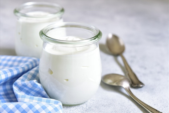 Lợi ích sức khỏe của sữa chua: Chứa nhiều protein, rất cần thiết cho việc xây dựng và phục hồi các mô cơ thể. Nguồn cung cấp canxi tuyệt vời, rất lý tưởng để giúp duy trì xương và răng chắc khỏe. Sữa chua chứa lợi khuẩn, vi khuẩn có lợi có thể tăng cường sức khỏe đường ruột và hỗ trợ tiêu hóa. Ảnh minh họa
