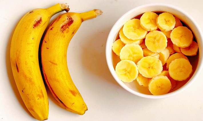 Lợi ích của chuối với sức khỏe: Chuối là loại trái cây giàu pectin và tinh bột kháng, đặc biệt là chuối xanh. Cả pectin và tinh bột kháng đều đóng vai trò quan trọng trong việc làm giảm lượng đường trong máu. Chuối có hàm lượng calo thấp hơn những thực phẩm khác nên vẫn đảm bảo lượng dinh dưỡng mà cơ thể cần. Ảnh minh họa