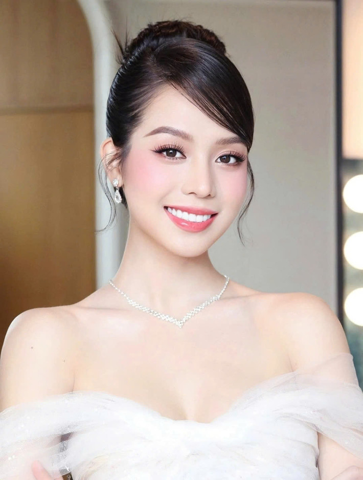 Hoa hậu Quốc tế Thanh Thủy sinh năm 2002, quê Đà Nẵng. Người đẹp sở hữu nhan sắc ngọt ngào, với chiều cao 1m76, số đo ba vòng 80-63-94 cm. Ảnh Internet