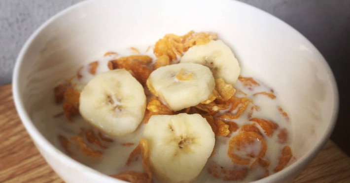 Sự kết hợp của bộ ba gồm granola, sữa chua và trái cây tươi như chuối sẽ mang đến cho bạn bữa ăn nhẹ ngon miệng lại rất có lợi cho sức khỏe. Ảnh Internet