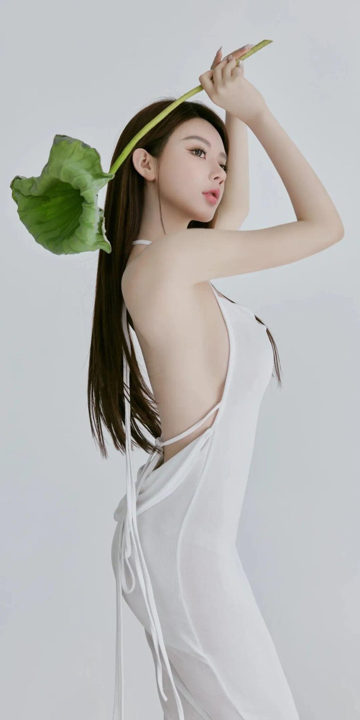 Chu Lâm Gia (tên tiếng anh là Loly, quê Tứ Xuyên, Trung Quốc) là hot girl nổi tiếng nhờ sở hữu ngoại hình xinh đẹp, vóc dáng gợi cảm.