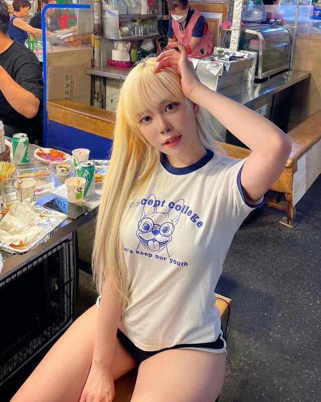 Hình ảnh một hot girl diện quần siêu ngắn, thản nhiên tạo dáng chụp ảnh tại quán ăn vặt đã trở thành tâm điểm chú ý.