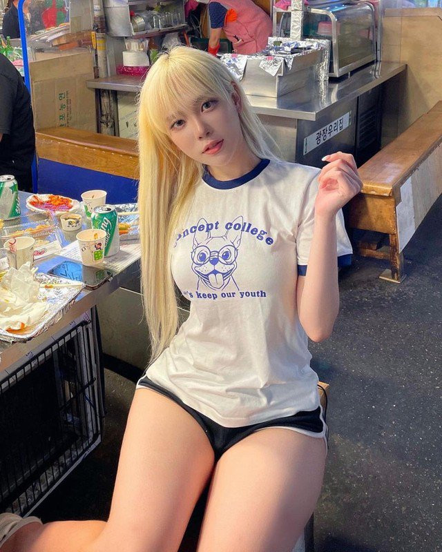Với áo thun trắng đơn giản nhưng không kém phần cuốn hút, cô nàng hot girl này đã khẳng định phong cách năng động, trẻ trung của mình.