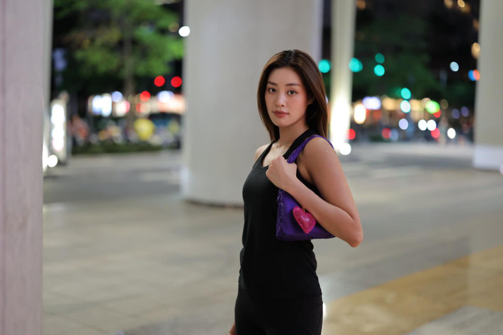 Hoa hậu Khánh Vân dạo phố đêm, khoe nhan sắc mộc xinh đẹp, cuốn hút. Ảnh: FB Nguyễn Trần Khánh Vân