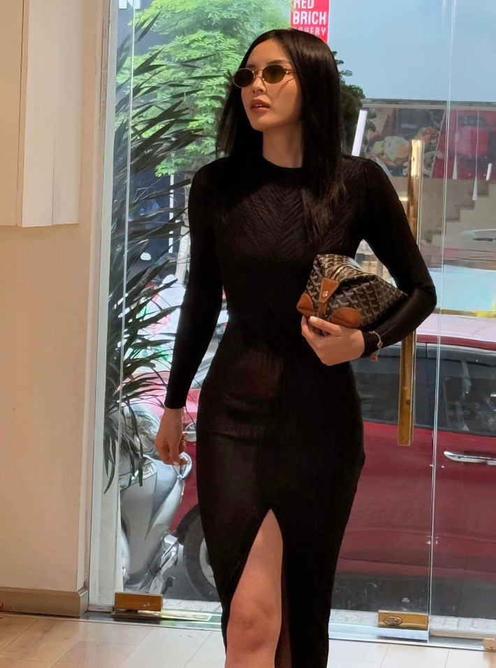 Hoa hậu Kỳ Duyên đi shopping mà như đi diễn thời trang. Ảnh: FB Nguyen Cao Ky Duyen
