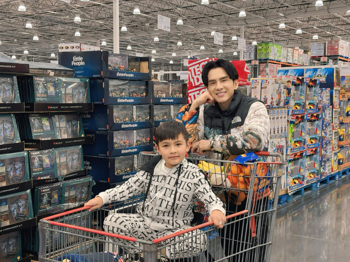 Đan Trường đưa con trai Thiên Từ đi chơi. Ảnh: FB Dan Truong Pham