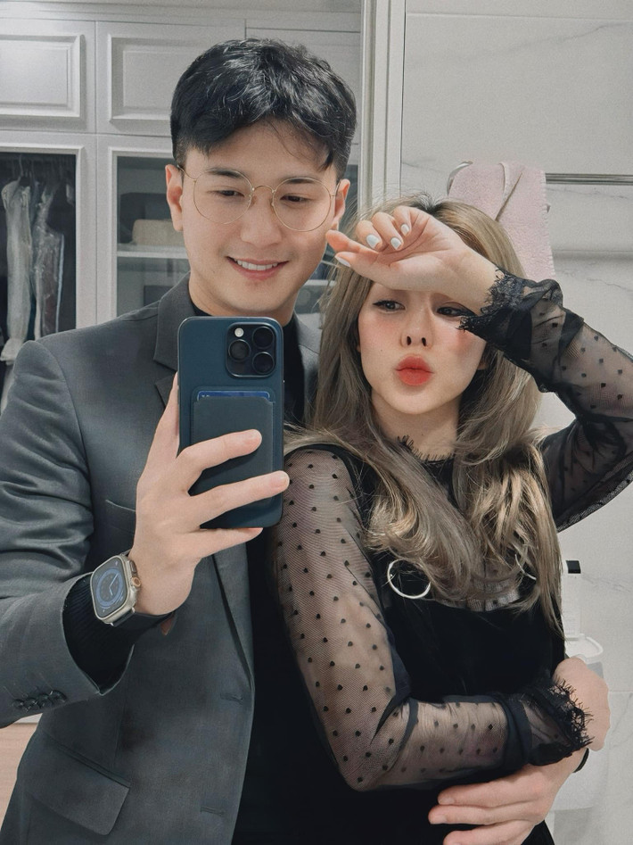 Huỳnh Anh ôm eo vợ, chụp ảnh selfie. Ảnh: FB Huỳnh Anh