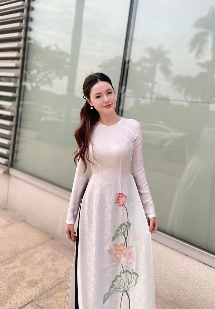 Midu mặc áo dài trắng tôn nhan sắc dịu dàng. Ảnh: FB Đặng Thị Mỹ Dung