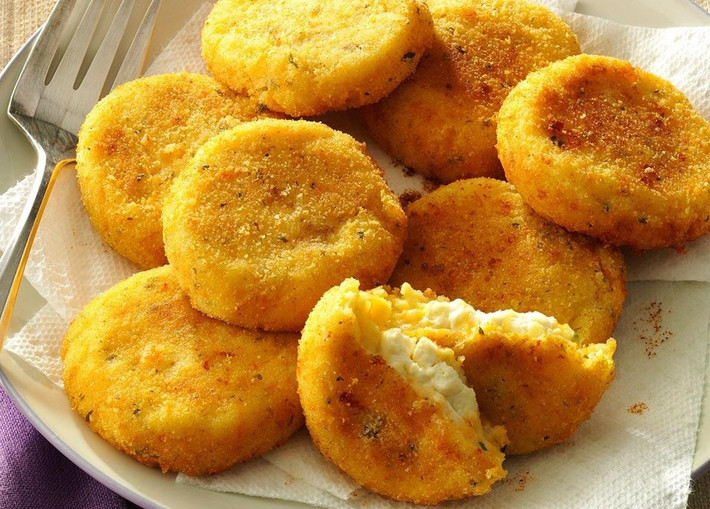 Người đang đói: Trong khoai lang có nhiều đường, nếu ăn nhiều, đặc biệt là lúc đói sẽ làm tăng tiết dịch vị, gây nóng ruột, ợ chua, sinh hơi trướng bụng. Để tránh tình trạng này, bạn cần luộc chín trước khi ăn, hoặc khi luộc cho ít rượu để hủy chất men. Ảnh Internet