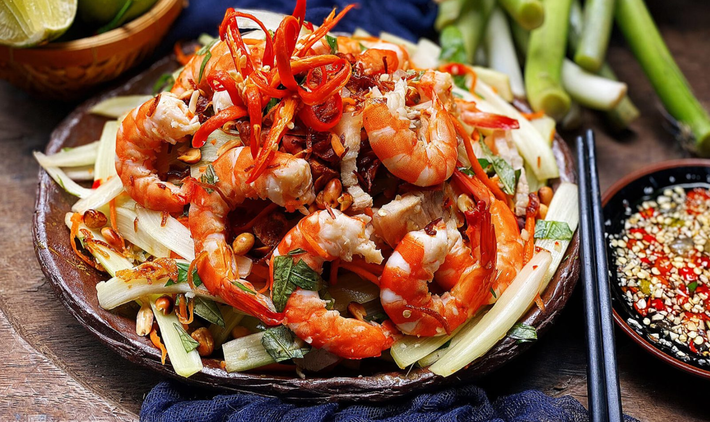 Đặc sản từ cây lục bình phải kể đến món gỏi lục bình tôm thịt. Đây được xem là món khai vị hoặc món ăn nhẹ. Với vị chua ngọt dịu và độ giòn sần sật, món gỏi lục bình thanh mát khiến nhiều người yêu thích. Ảnh: Đời sống & pháp luật