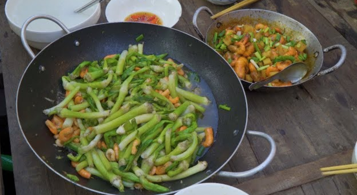 Món ngon từ lục bình còn có lục bình xào tôm. Món ăn nên được thưởng thức nóng hổi để cảm nhận trọn vẹn vị ngọt của tôm quyện cùng vị giòn của lục bình, cùng mùi thơm nức mũi của tỏi và hành lá. Ảnh: Đời sống & pháp luật