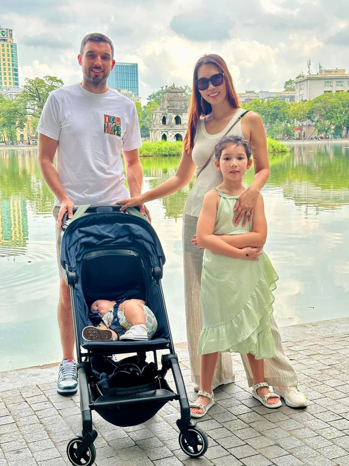 Hà Anh và ông xã ngoại quốc Olly Dowden quen biết rồi yêu nhau từ năm 2014. Sau một năm phát triển tình cảm, Olly cầu hôn người đẹp Việt, cặp đôi tổ chức lễ cưới vào năm 2016. Ảnh: FB Ha Anh Vu