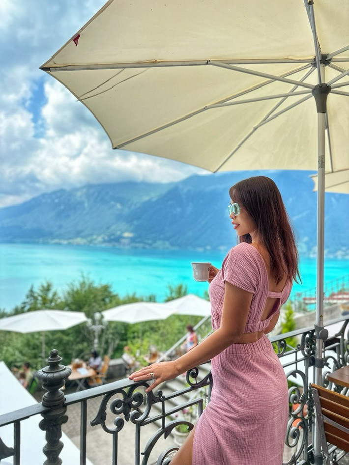 Điều khiến nhiều người ngưỡng mộ ở cuộc hôn nhân của Hà Anh chính là cặp đôi có sự đồng điệu về tâm hồn, luôn tôn trọng lẫn nhau. Dù đến từ hai nền văn hóa khác nhau, nhưng cặp đôi luôn biết cách dung hòa, tạo nên một gia đình nhỏ ấm áp. Ảnh: FB Ha Anh Vu