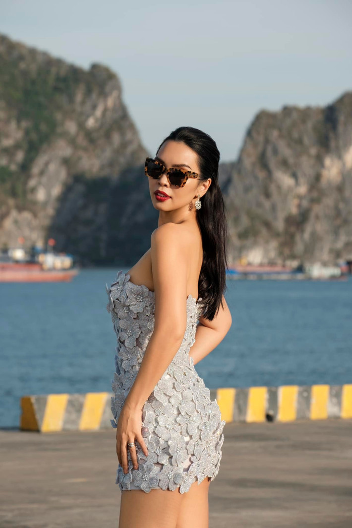 Sau khi sinh con thứ 2, siêu mẫu Hà Anh nhanh chóng lấy lại vóc dáng. Người đẹp thường xuyên đăng tải những hình ảnh mặc trang phục khoe đường cong quyến rũ. Ảnh: FB Ha Anh Vu