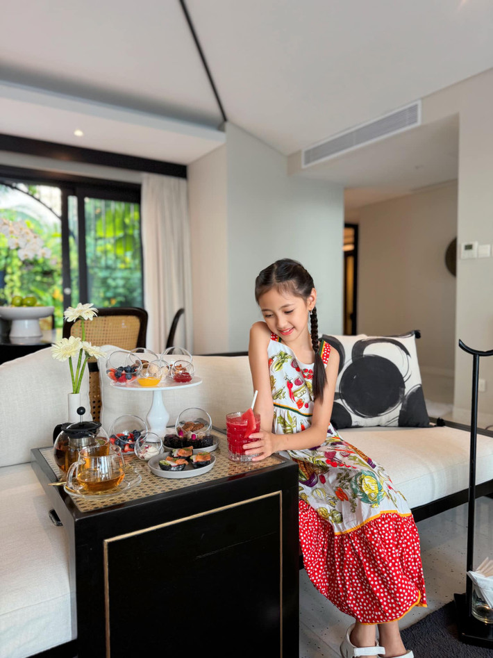 Hoa hậu Việt Nam 1992 chọn cho ái nữ mẫu váy hai dây đến từ thương hiệu Dolce & Gabbana. Ảnh: FB Ha Kieu Anh