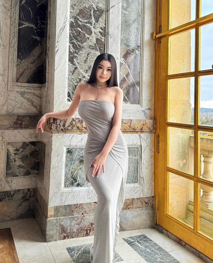 Váy ôm sát dài trùm chân luôn có sẵn trong tủ đồ của Yao Donny.